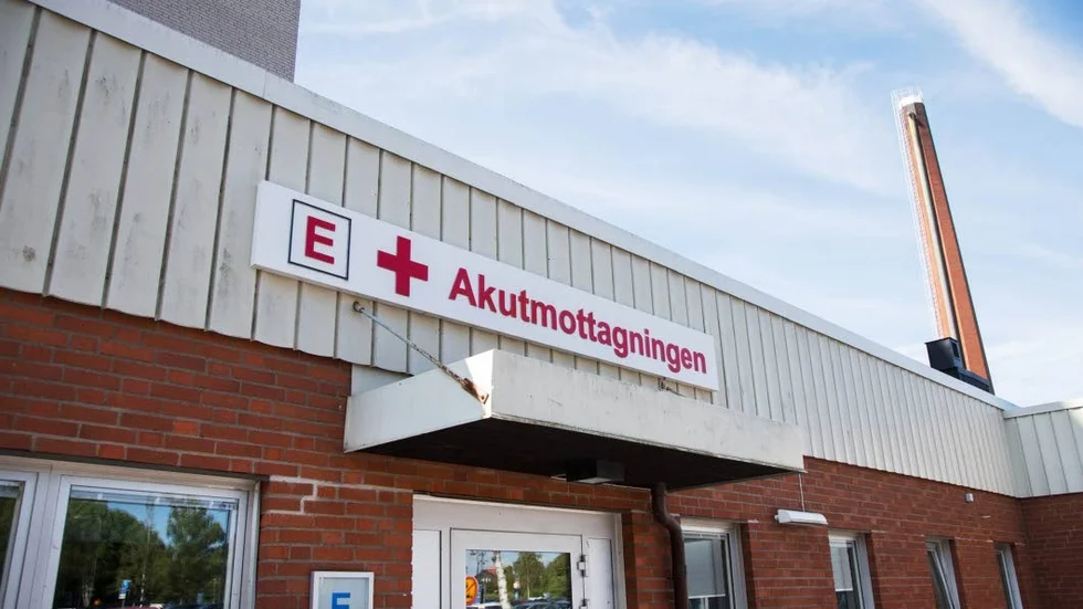 Pojken kom in akut på Lasarettet i Motala sommaren 2022. Hans pappa åtalas nu för misshandel.