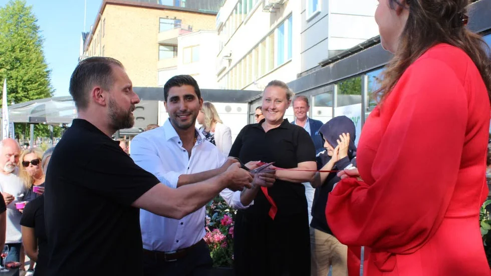 Stefan Ågren och Elias Besheri klipper bandet på invigningen tillsammans med Carin Ågren.