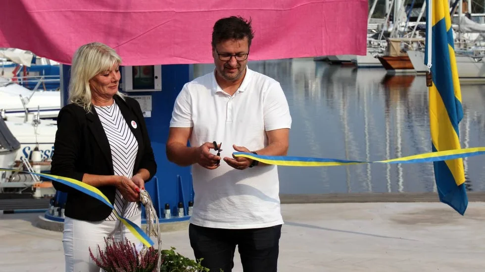 Anne-Lie Liljedahl och Nicklas Rudberg inviger den nya båtkranen i Tegelviken.