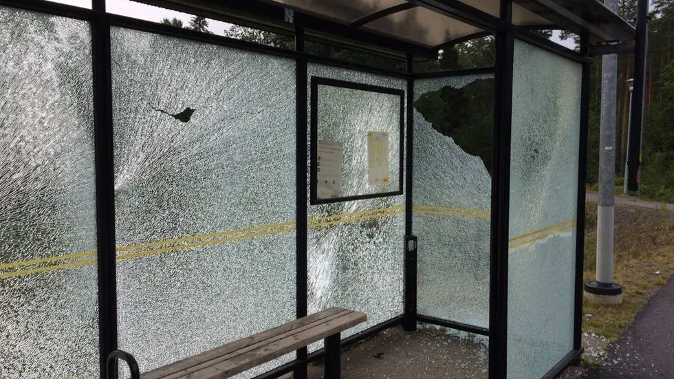 Vandalisering. Samtliga tre busskurer som är placerade vid väg 40 vid infarten till Ankarsrum har vandaliserats.