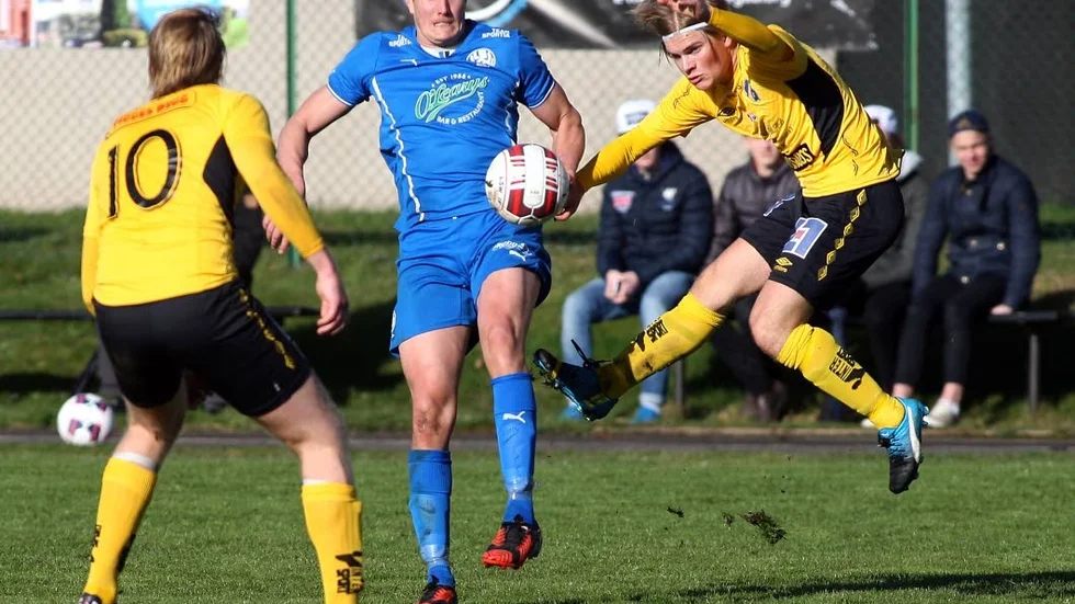 Stolpträff. Så nära var det att Emil Hjort gett LSW lednignen i premiären. Nu blev det istället förlust med 4-0.