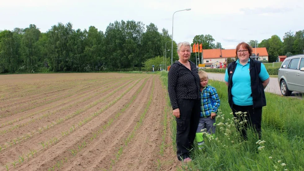 Platsen. Här ska bli lägenheter i Odensvi, hoppas Ingela Svensson och Malin Lööw-Johansson. Med på bilden är även Ingelas barnbarn Olle Gustafsson.