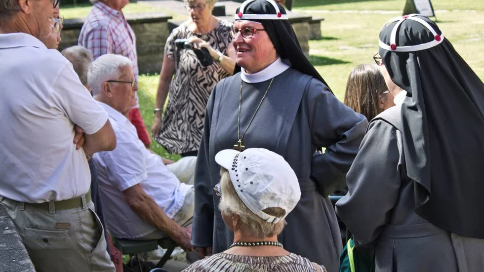Abbedissan Moder Maria i mitten av en folksamling under tillställningen En Birgittadag på Gräsgården.