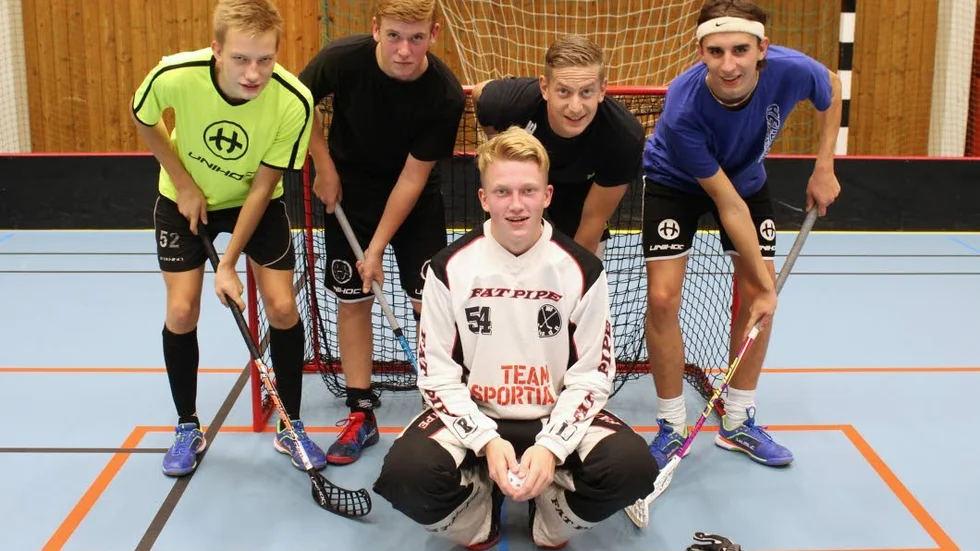 Redo. Antvardenkvinetten Adrian Stark, till vänster, Adrian Olofsson, Joel Gullquist, Samuel Johansson och målvakten Jesper Ahnfeldt ser fram emot Antvardens återkomst i division 2.