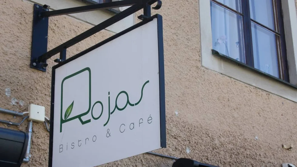 Utanför restaurangen Rojas.