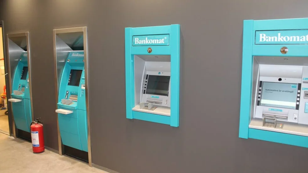 Nya automater på plats i Cityhuset. Två för uttag, två för insättningar och en servicebox för företag.