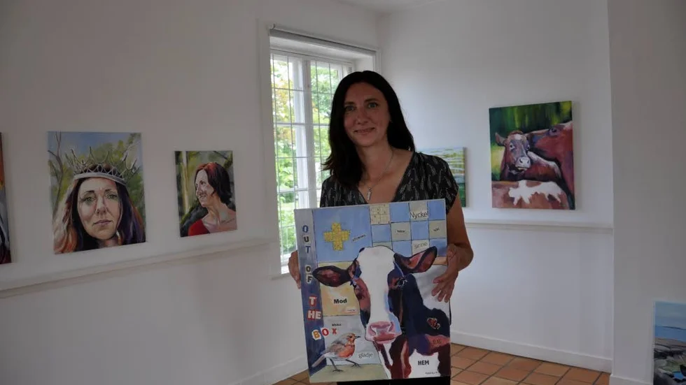 Agneta Frisk. Hennes utställning i Galleri Cupé har vernissage imorgon, lördag. Här håller hon i "out of the box", den första tavlan där hon lagt in ord i bilden.