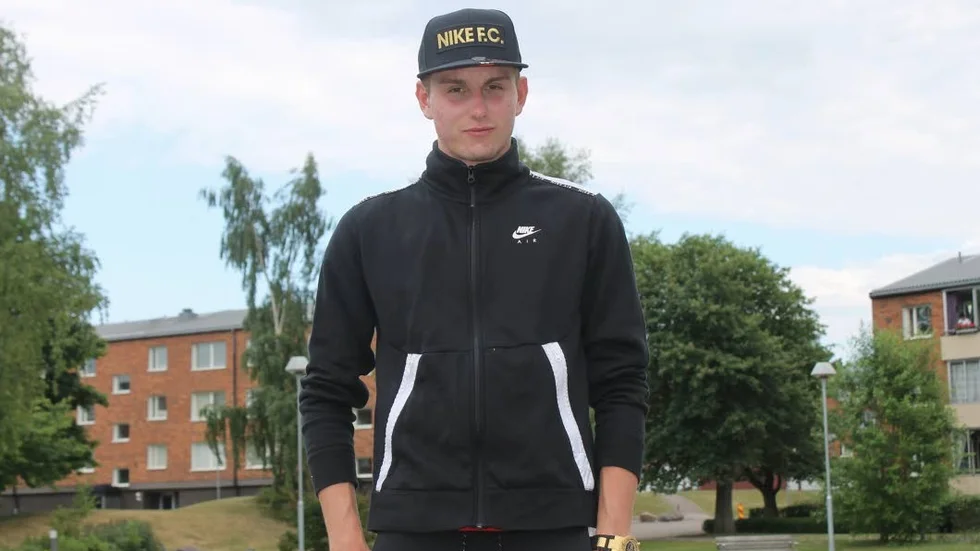 HEMMA. ”Jag är betydligt mognare idag än för tre år sedan”, säger fotbollsproffset Ali Suljic när MVT träffar honom på uppväxtplatsen Charlottenborg i Motala.