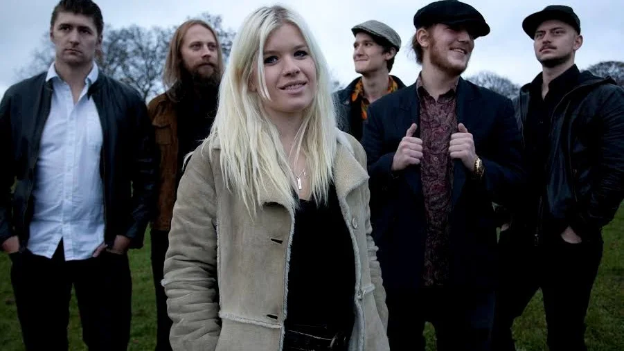 Lisa Lystam Family band firar sitt skivsläpp med en spelning i Motala. "Halva bandet är östgötar då jag, Fredrik Karlsson och Micke fall är från länet", säger Lisa. Patrik Thelin, Matte Gustavsson och Johan Sund utgör resten av bandet.