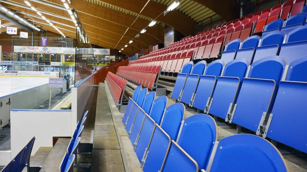 För få sittplatser. Efter ombyggnationer för att göra ishallen klar för allsvenskt spel har sittplatserna blivit färre. Det har slagit mot VIK:s ekonomi.