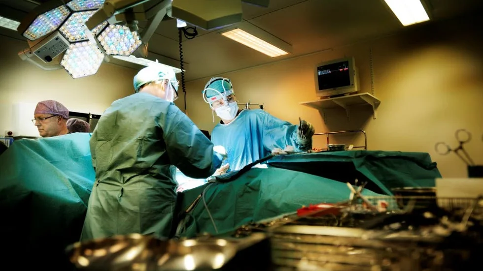 Operation. Vi kommer aldrig acceptera att privata sjukvårdsförsäkringar ger förtur till vården, skriver Vänsterpartiet.