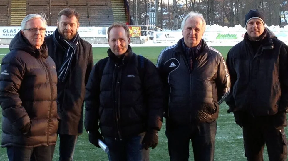Här kontrollerade Svenska fotbollförbundet Idrottsparken inför F19-kvalet i fotboll. Men nu säger Uefa att gräset inte håller och Motala missar landskamperna.