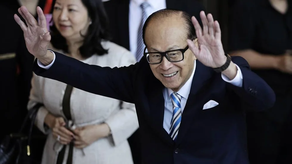 Li Ka-shing är en av världens rikaste personer. Tobias Josefsson hyllar aptonymer, det vill säga begreppet för att en persons namn direkt kan förknippas med personens yrke eller egenskaper.