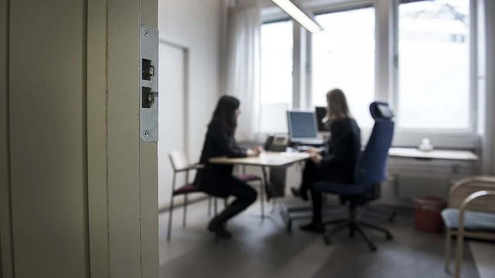 En socionom som inte höll med den tidigare enhetschefen om en stökig tvättstuga fick höra att hennes barn kunde omhändertas om det såg ut så hos henne.