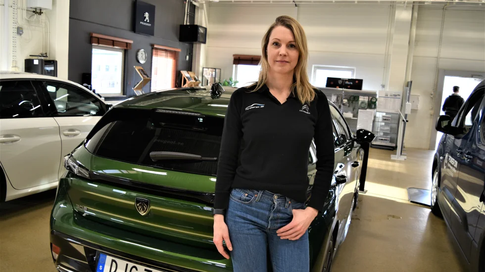 "De flesta som kommer in vill prata elbil. "Hur lång är räckvidden?" är den vanligaste frågan. Elbilar är också mycket populära som pendlarbilar" säger säljaren Sofia Lundstedt på Forsbergs Bil.