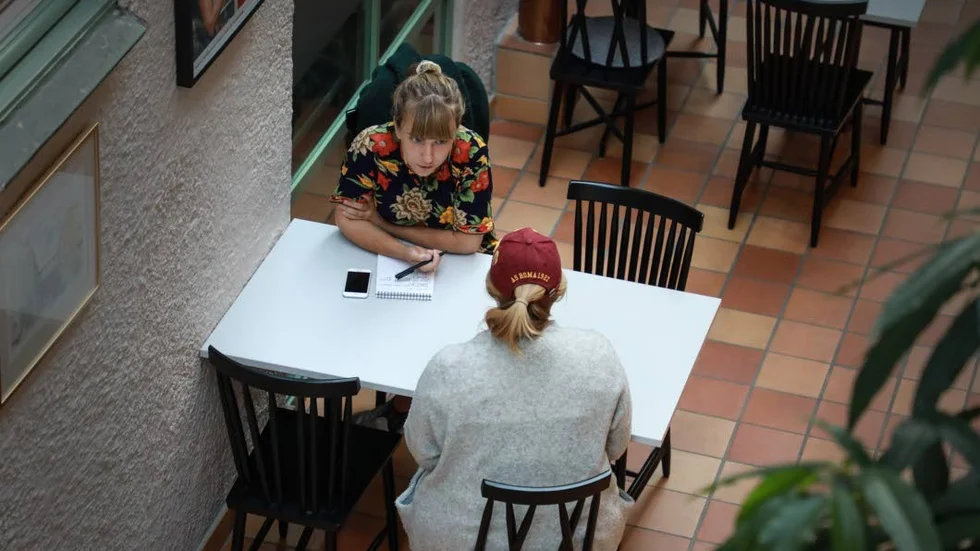 För Anjas del började missbruket med att hon rökte cannabis med sin pojkvän och hans kompisar, men under åren blev drogerna fler och allt tyngre. På bilden reporter Ebba Örn och Anja.