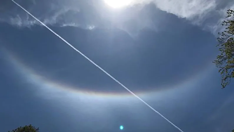 Väderfenomenet halo fångades på bild söder om Omberg på söndagen.