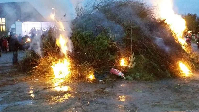 Så här kommer det inte att se ut i år, på grund av eldningsförbudet. Men rishögen kanske redan är framdragen. Nu är rekommendationen att man så snabbt som möjligt städar bort riset. Tekniska verken tar emot det.