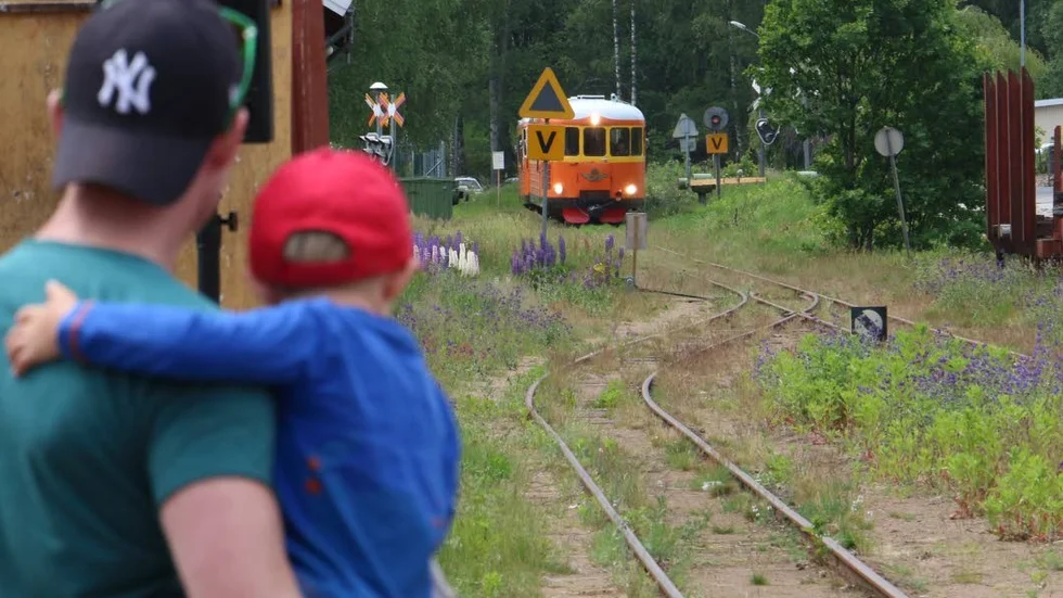 De gamla brandgula rälsbussarna börjar rulla i helgen, när spalsprået startar sägongen med Nostalgitåget.