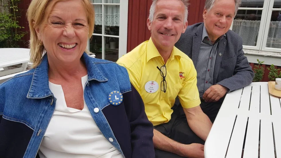 Liberalernas partisekreterare Maria Arnholm, Astrid Lindgrens Världs vd Jocke Johansson och Bertil Forss från Liberalerna i Vimmerby i samspråk på ALV.