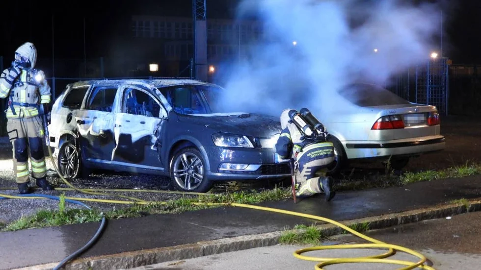 Två bilar brann i Hageby i natt.