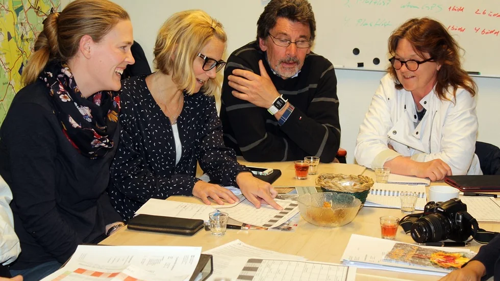 Älgparkens Maria Österberg spånar i fler idéer tillsammans med Malin Albertsson, turist- och informationschef på kommunen, samt Bengt och Annika Ericsson, som driver Ekobyn i Virserum.