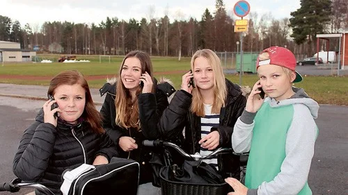"Vi vet att det är farligt, men vi använder mobilen ändå", säger fr.v:  Greta Koponen, Bella Wegert, Matilda Hammar och Jonathan Brushane.