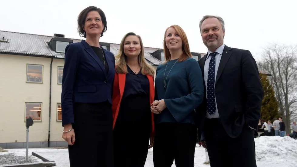 Match igen. Alliansen sätter Löfven under press.