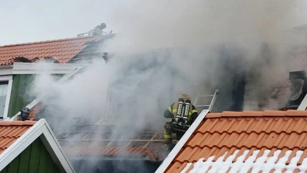 Branden. Lågorna hotade intilliggande hus på båda sidor.