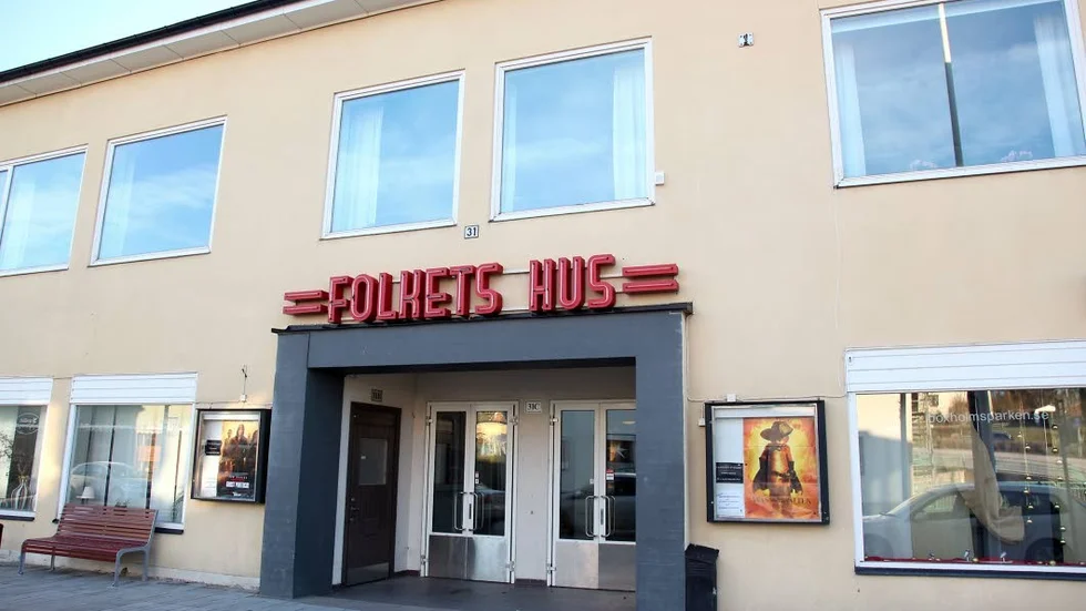 Boxholms Folkets hus. Utlöste lång debatt i kommunfullmäktige som hölls just i denna byggnad - en trappa upp.
