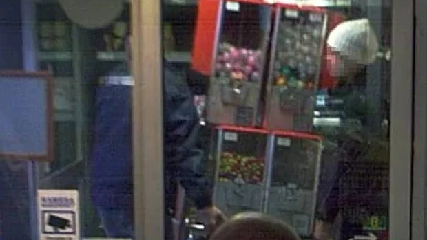 Filmade. 25-åringen och 44-åringen filmades av en övervakningskamera när de bar i väg med fyra tuggummiautomater på Ica Supermarket i Kisa.