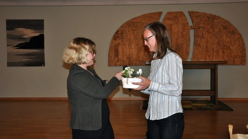 Kristina Salomonsson till vänster, avtackades av Lena Käcker Johansson. Foto: Alf Wesik