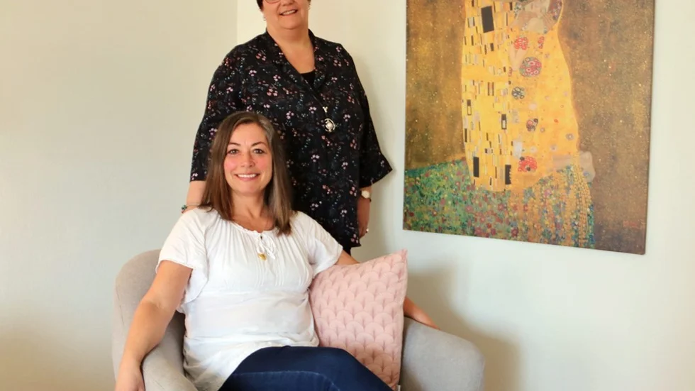 Ylva Berg (stående) och Marie Björs, båda socionomer och leg psykoterapeuter på familjerådgivningen i Västervik. Foto: Liselotte S Johansson