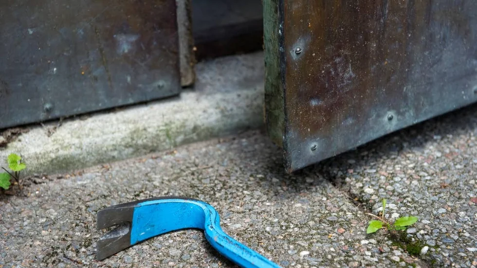 Koppargrytor och verktyg har stulits, enligt polisanmälan.