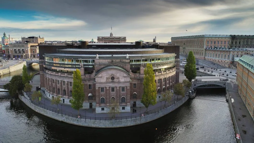 Riksdagen fattar beslut och landets kommunpolitiker lämnas att leva med de praktiska konsekvenserna.