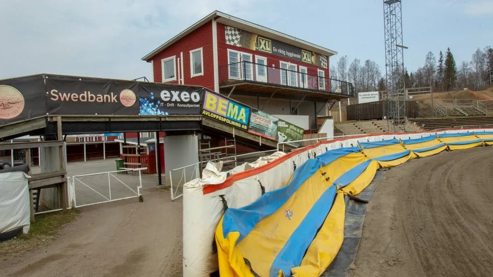 Inför 2018 köpte Motala kommun alla byggnader på Motala arena för drygt 4 miljoner. Nu kan Piraterna få köpa tillbaka det för bara en krona.