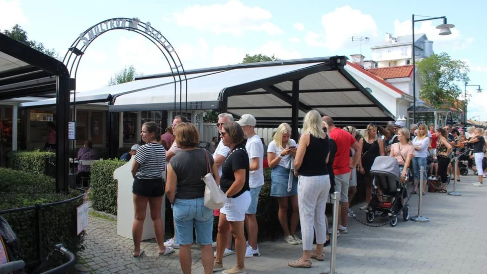 Smultronstället är lika populärt som vanligt, med en lång ringlande kö utanför restaurangen.