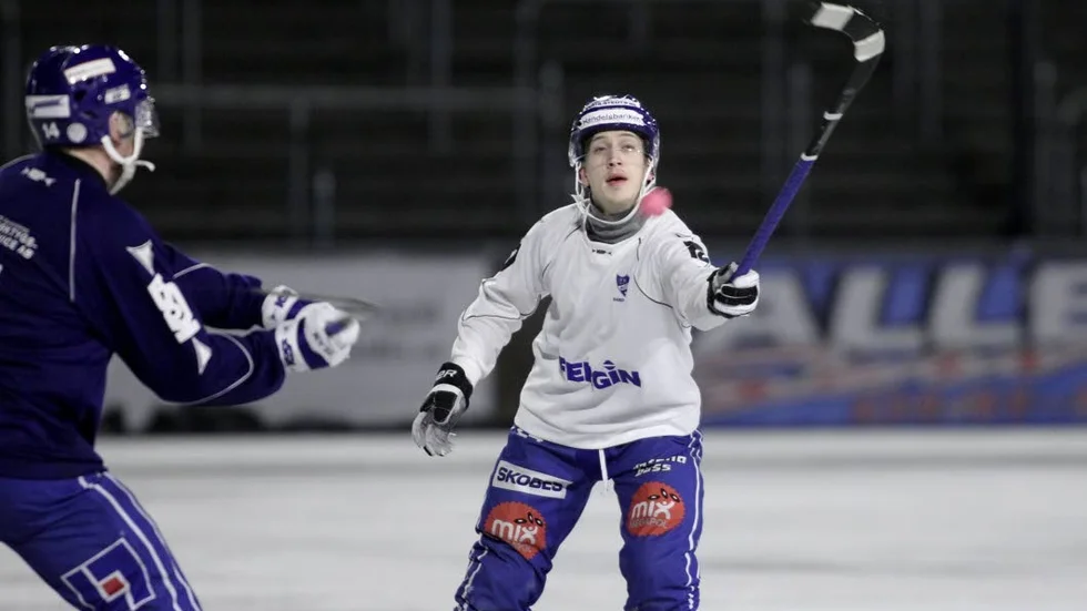 IFK Motala fick avbryta tisdagens träning på grund av isproblem. Men till fredagens hemmamatch ska det inte vara någon fara för isen. Det bedömer kommunens anläggningschef Thomas Martinsson.