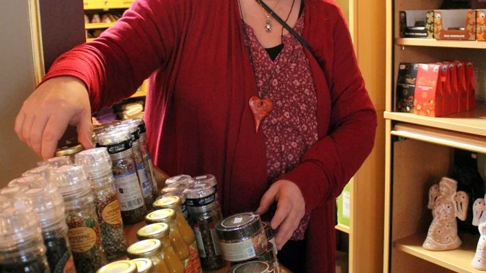 Mia Nordin ansvarar för fairtradeförsäjningen i Sankt Petri kyrka. Foto: Lena Dahlberg