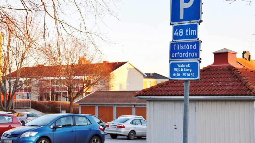 Nya parkeringsregler på Viborgsgatan oroar, men Bostadsbolagets förvaltare och driftschef Pelle Svensson lugnar de boende. Foto: Liselotte S Johansson