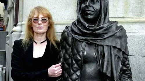 Den kroppsvarma skulpturen av Margaretha Krook utanför Dramaten är ett arbete som gjorde att Annika Carlson i kultur- och fritidsnämnden kontaktade konstnären Marie-Louise Ekman. Nu är hon aktuell med förslag till Astrid Lindgren-staty i Vimmerby. Foto: Pressens Bild