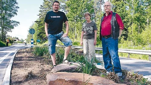 Ta bort planteringarna i refugerna i Järnforsen anser Johan Bjelke, Rose-Marie Rydstrand och Frank Ståhl från ortens samhällsförening.