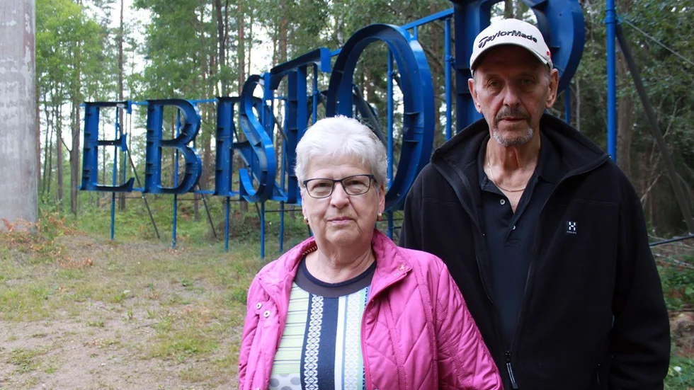 De nylackerade bokstäverna till skylten står och väntar, LED-rören har kommit från Kina – men det fattas pengar för att Storebroskylten ska komma upp på vattentornet. ”Vi är besvikna på att just Storebro Boat inte ser värdet i det här”, säger Inge Teodorsson och Gunnita Svensson i Storebrobygdens Intresseförening.