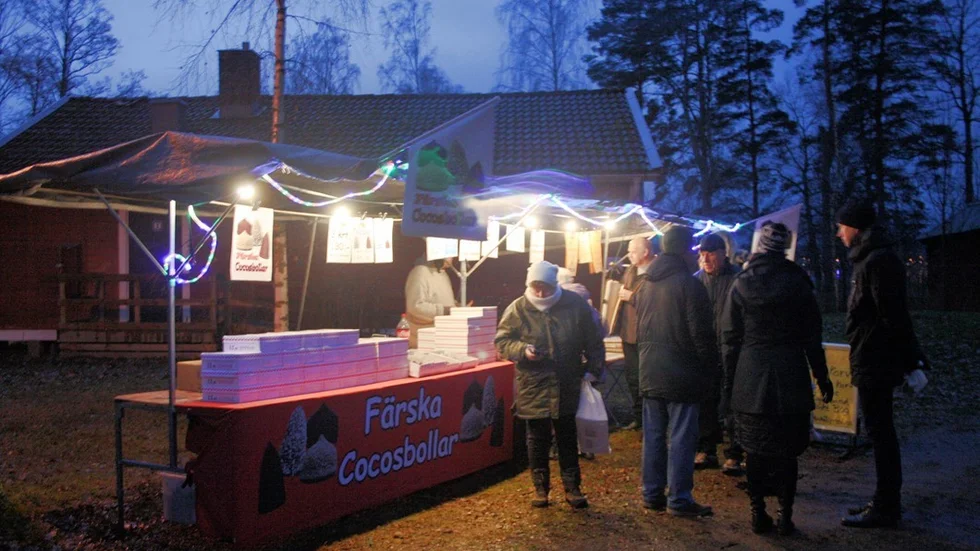 Ett av marknadens stånd sålde cocosbollar, korv med mera.