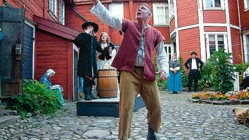 Teatern Mellan eld och elds välplanerade störningsmoment var uppskattade. Här muckar C-G "Duste" Petersson gräl.