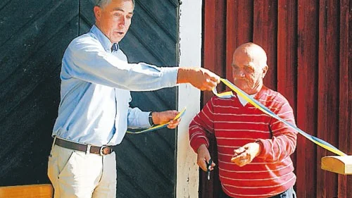 Jan-Inge Gustafsson hjälper Einar Törnkvist att klippa bandet.