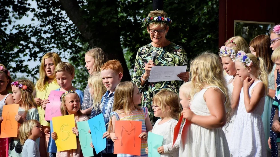 Talare Inger Karlsson sjunger tillsammans med barnen Idas Sommarvisa. Foto: Elin E Elmström.