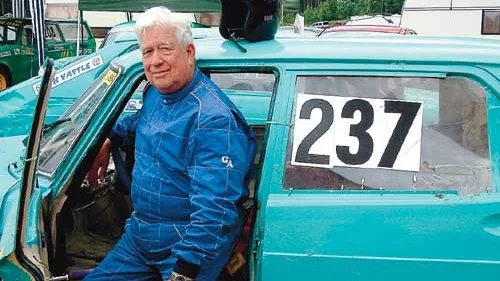 - Det är jättekul, men jag mekar inte själv, säger Gösta efter att ha avverkat sitt första heat.