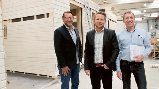 Mikael R Olsson, försäljnings- och marknadschef, Pontus Eklind, vd och Esko Nykänen, produktionschef gläds över företagets framgångar.