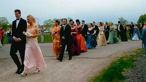 Baldeltagarna är på väg ned till Hulingens strand för att bli fotograferade innan det bär av till Vimmerby Stadshotell.